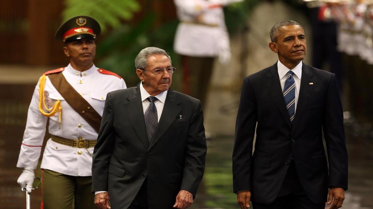 El gobernante de Cuba, Raúl Castro, recibe al presidente de Estados Unidos, Barack Obama, el lunes 21 de marzo de 2016, en la ceremonia oficial de recibimiento en el Palacio de la Revolución en La Habana.