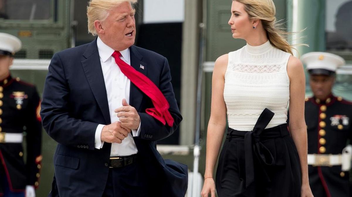 El presidente Donald Trump y su hija Ivanka Trump, en camino al Air Force One en la base Andrews Air Force Base, el 13 de junio, en ruta a Milwaukee, Wisconsin.