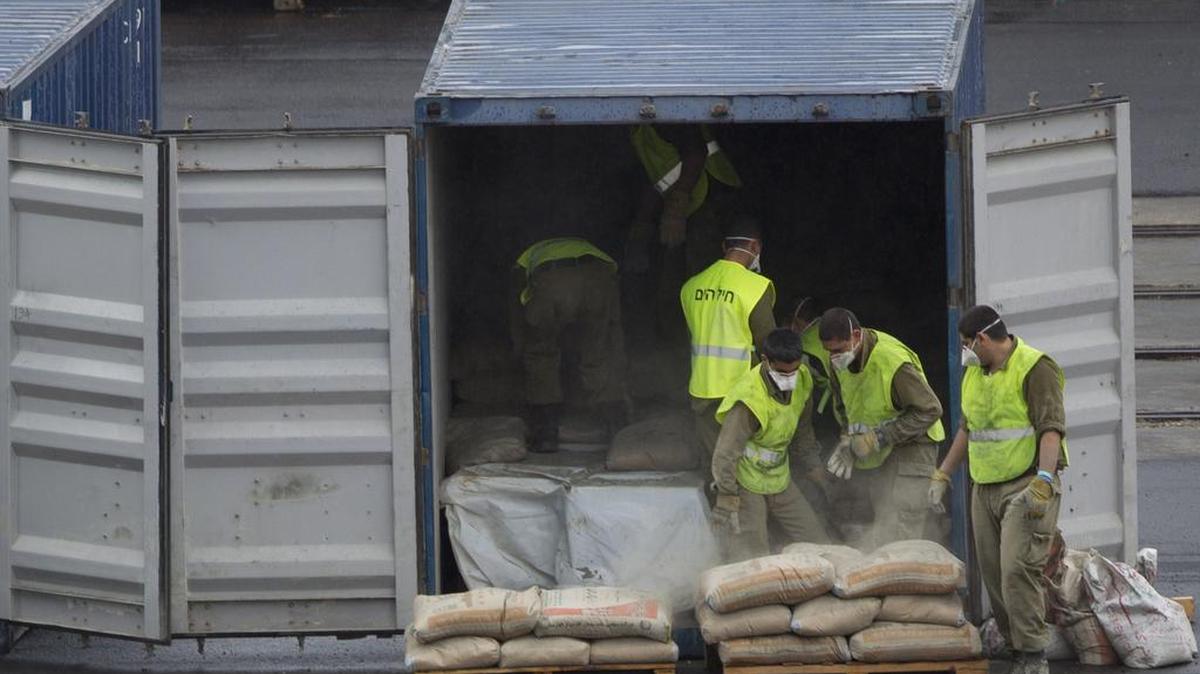 Foto de archivo. Soldados de Israel descargan bolsas de cemento en la ciudad de Eilat, el domingo 9 de marzo de 2014.