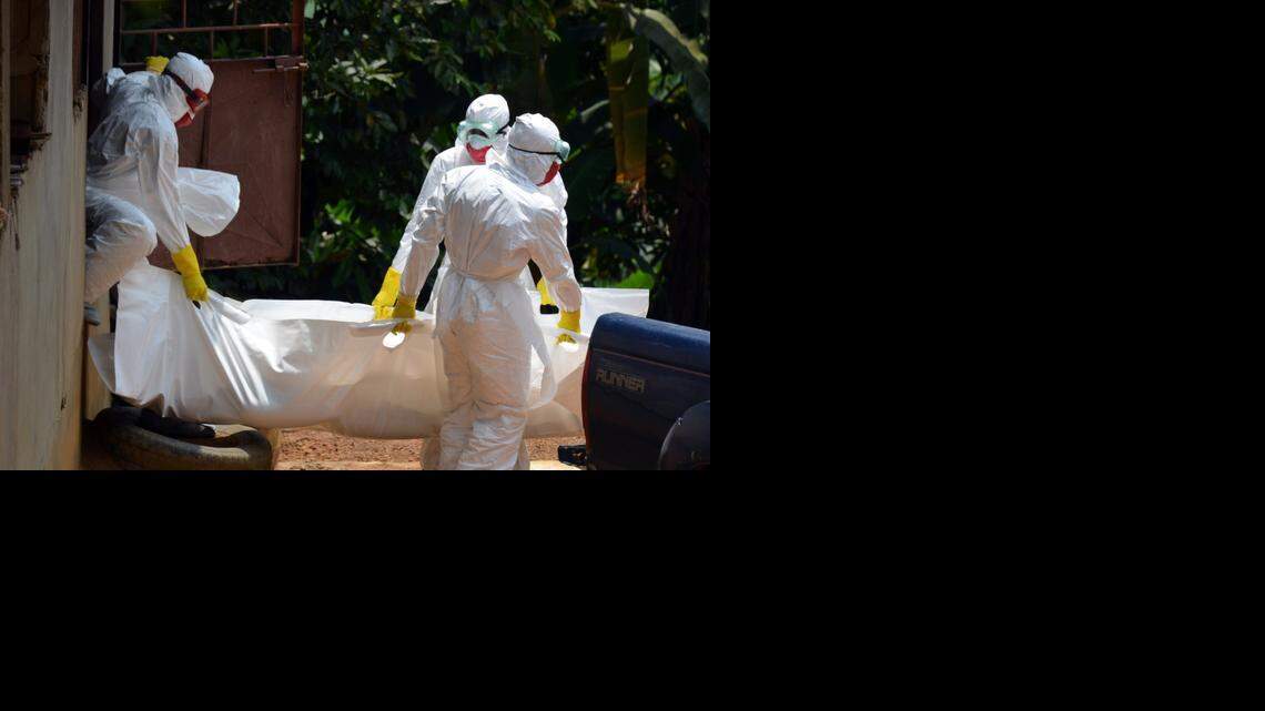 
Miembros de la Cruz Roja de Liberia trasladas cadáveres. Ese país africano se encuentra entre los más afectados por el virus del ébola.


