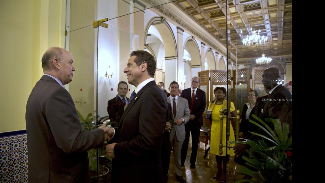 
El ministro de Comercio Exterior de Cuba, Rodrigo Malmierca (izq.), saluda al gobernador de Nueva York, Andrew Cuomo, en La Habana, la semana pasada.
