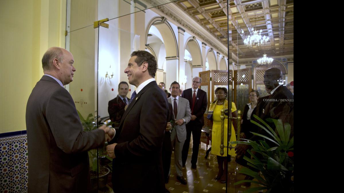 
El ministro de Comercio Exterior de Cuba, Rodrigo Malmierca (izq.), saluda al gobernador de Nueva York, Andrew Cuomo, en La Habana, la semana pasada.
