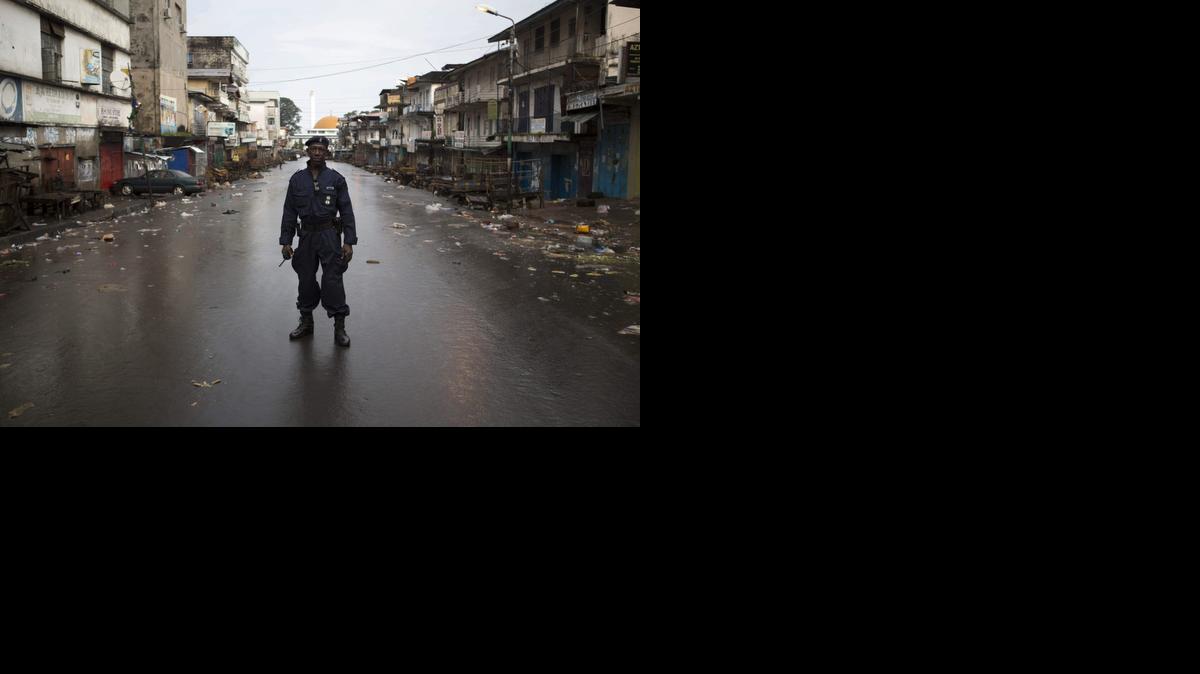 
Un policía patrulla una calle vacía en Freetown, Sierra Leona, país al que llegará el contingente médico cubano para ayudar a contener la letal expansión del virus del ébola.
