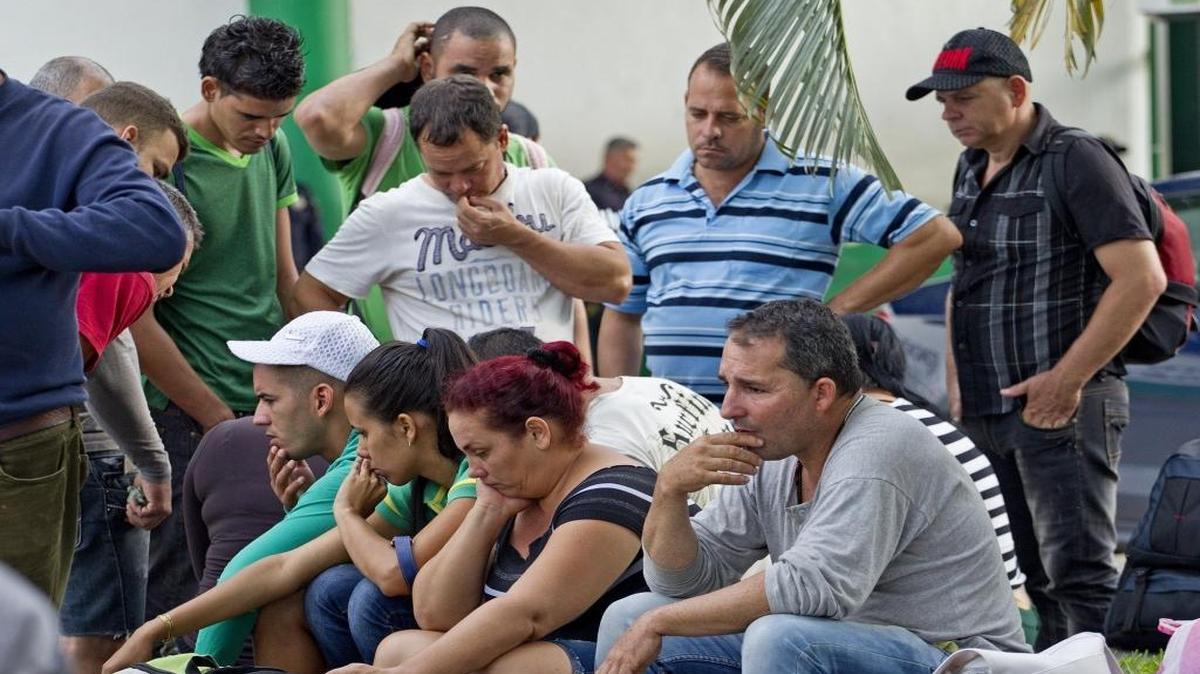 Un grupo de cubanos esperan para ser atendidos fuera del Instituto Nacional de Migración de México, después de cruzar el Río Suchate, que formaba parte de la ruta de los cubanos hacia EEUU.
