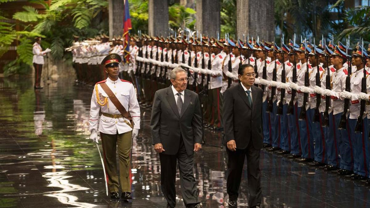 
Raúl Castro pasa revista a la guardia de honor junto al presidente de Laos Choummaly Sayasone el viernes en el Palacio de la Revolución en La Habana.


