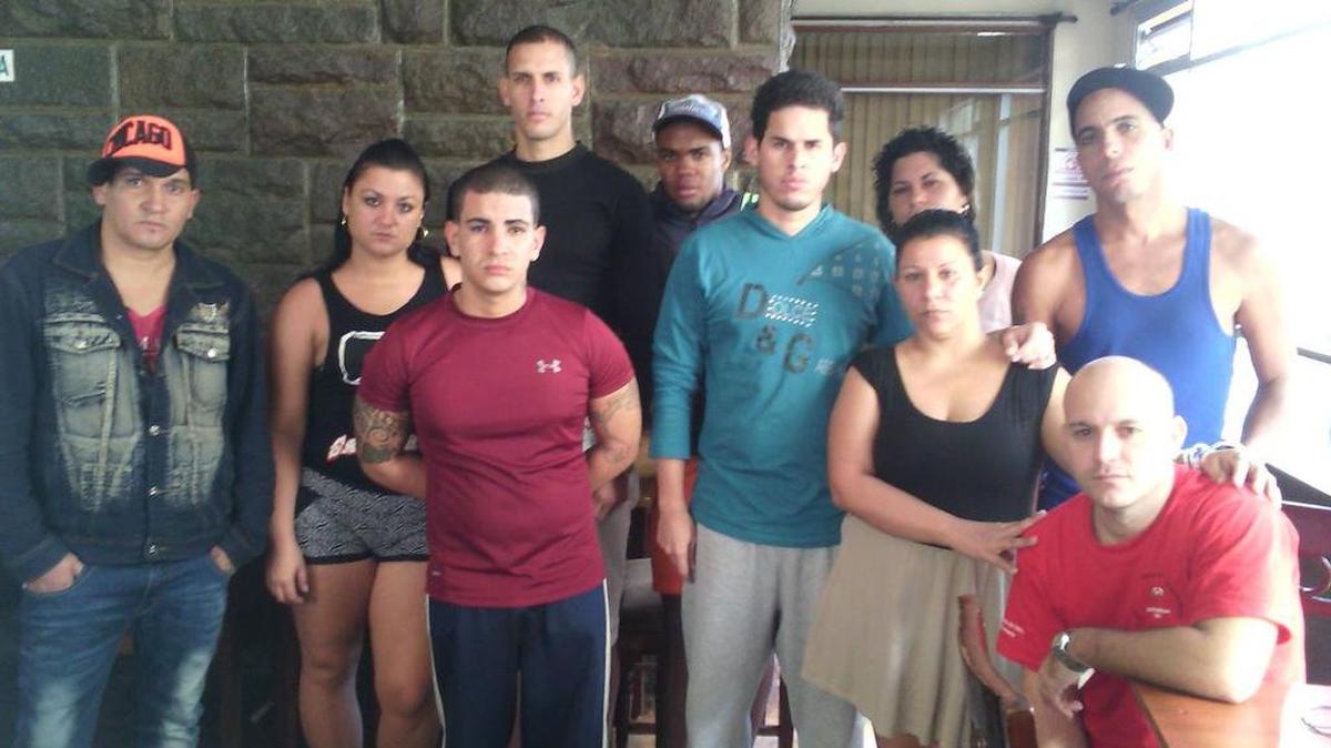 Los 10 cubanos retenidos en el Hotel Carrión de Ecuador que se han declarado en huelga de hambre.