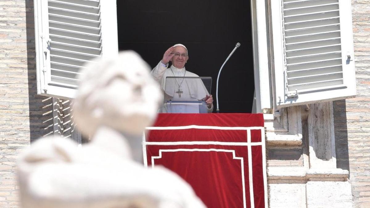 El papa Francisco oficia el rezo de la oración del Regina Coeli desde su oficina en la Plaza de San Pedro, en el Vaticano, el 17 de abril de 2017.
