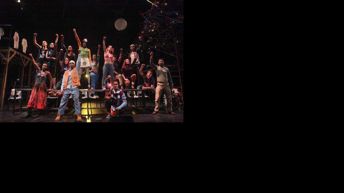 
Ensayo del musical Rent en el centro cultural Berthold Brecht en La Habana.
