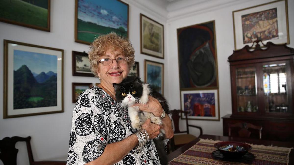 Ileana Yarza, la cubana de 76 años, que recibió esta tarde una carta del presidente Barack Obama, posa este jueves 17 de marzo de 2016, en su casa en La Habana (Cuba).