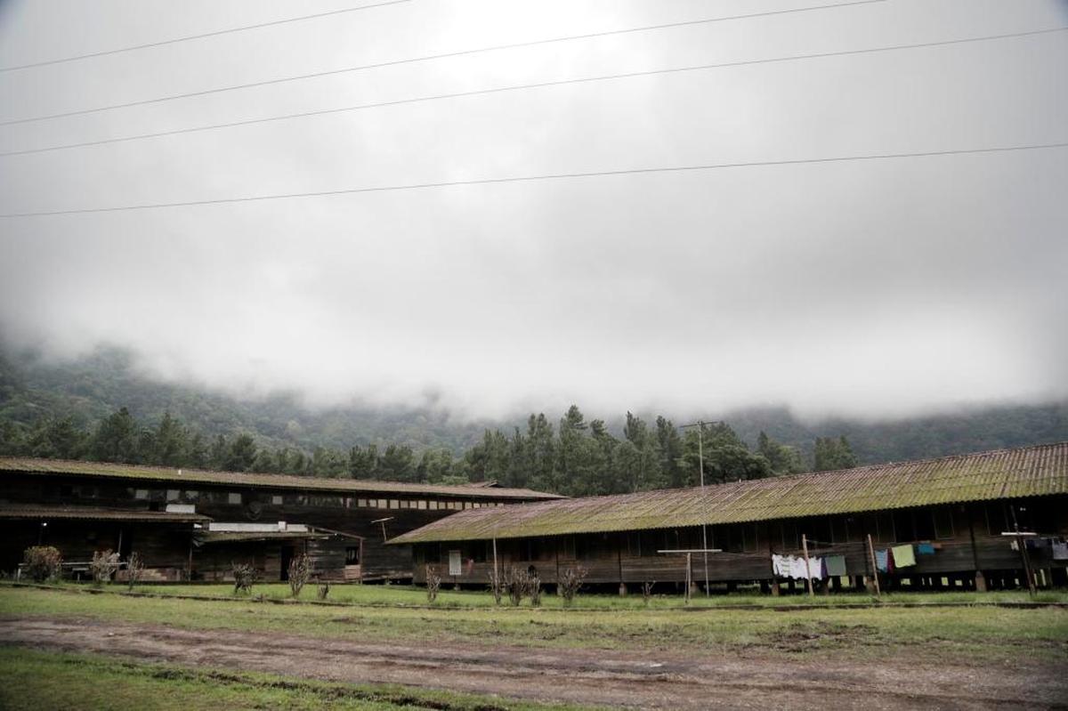 Nubes bajas se ciernen sobre el campamento de Gualaca, Panamá, donde un grupo de cubanos esperan su destino.