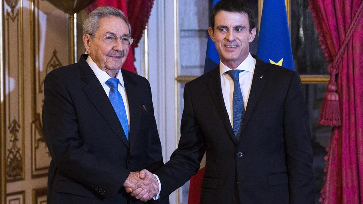 El primer ministro francés, Manuel Valls (d), estrecha la mano del gobernante de Cuba, Raúl Castro (i), a su llegada al Palacio de Matignon para su reunión en París (Francia) hoy, 2 de febrero de 2016. Castro realiza una visita de estado de dos días a la capital francesa.