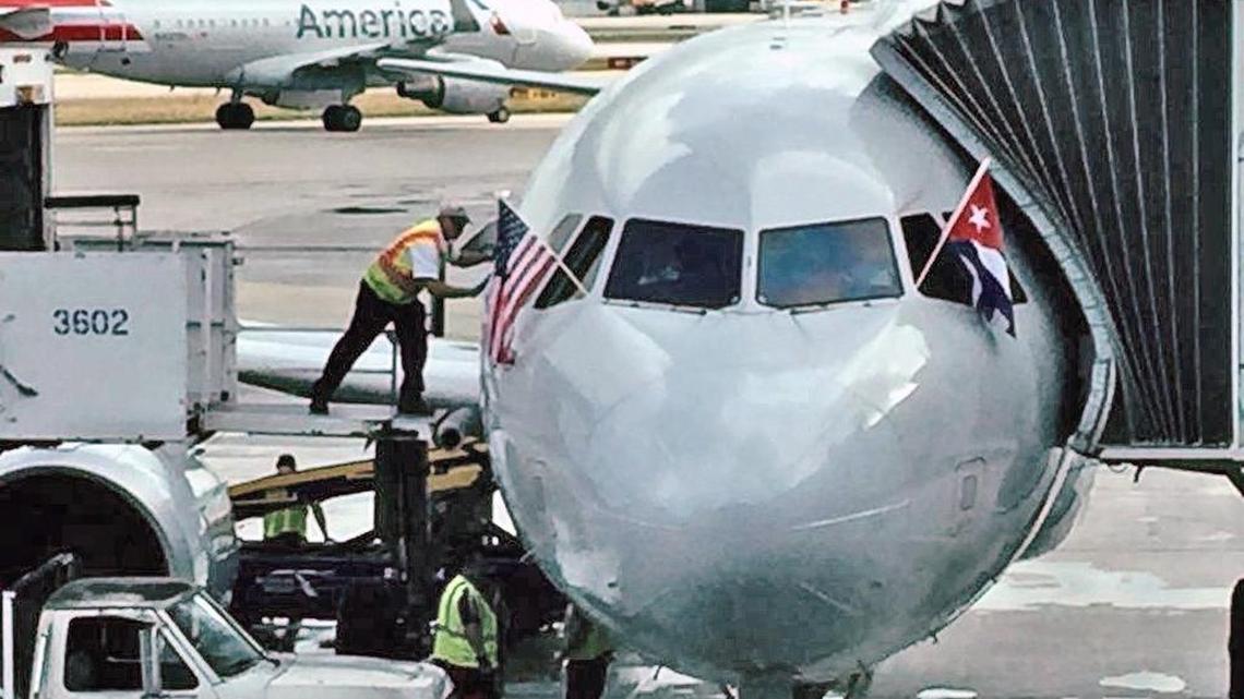 Una aeronave de American Airlines se apresta a salir en su primer vuelo regular de Miami a Cienfuegos, el 7 de septiembre de 2016. 