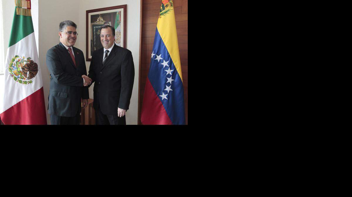 
El ministro de Relaciones Exteriores de Venezuela, Elías Jaua (izq.), junto a su homólogo mexicano, José Antonio Meade.


