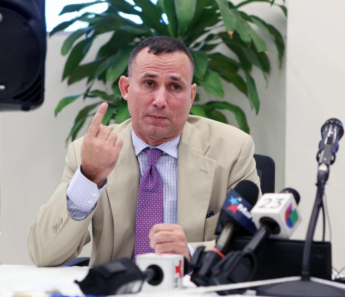 José Daniel Ferrer Garcia, lider opositor cubano habla durante la conferencia en la sede de la Fundación Nacional Cubano Americana en Miami.