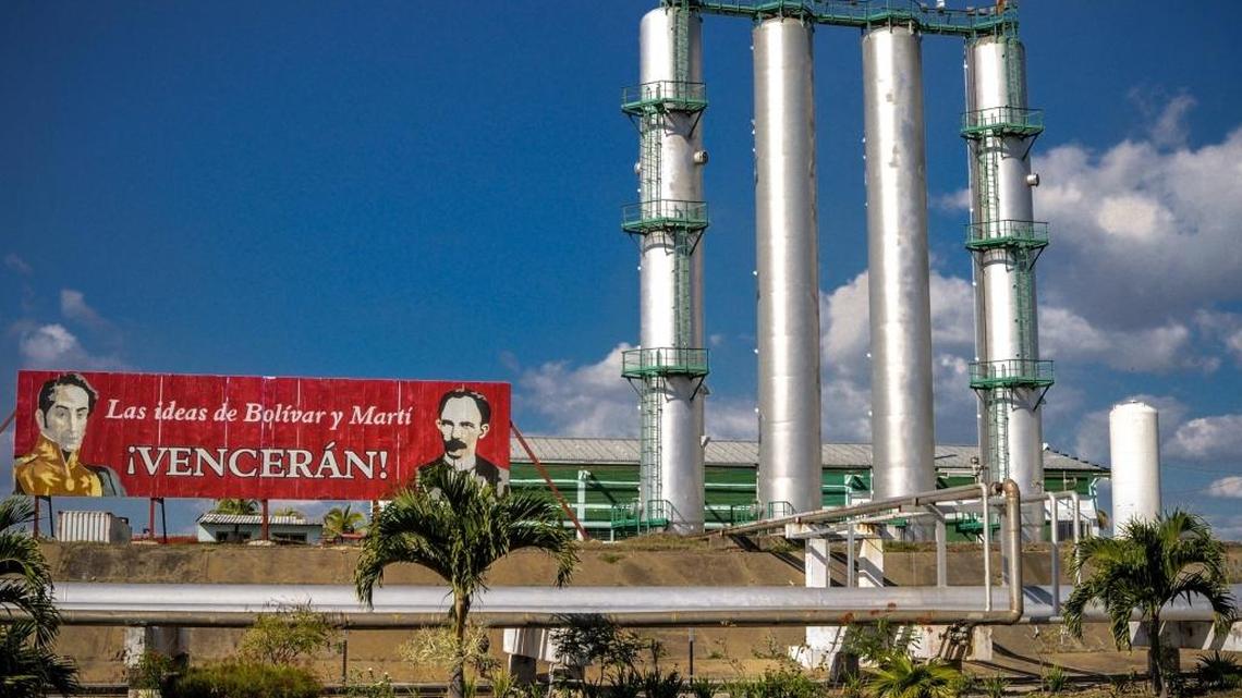 Un cartel con imágenes del héroe nacional cubano José Martí (R) y el venezolano Simón Bolívar se ve a la entrada de la refinería de petróleo de Cienfuegos, a 250 kilómetros al sureste de La Habana.
