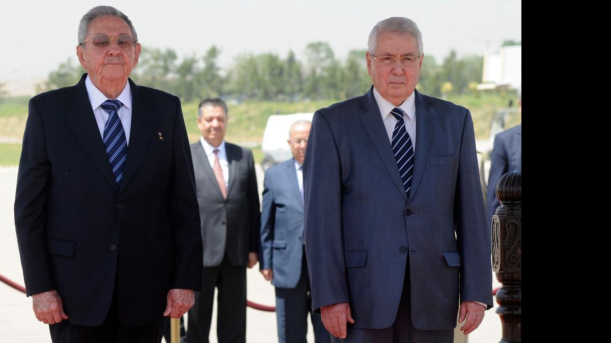 
El mandatario cubano Raúl Castro (izq.), junto con el presidente del Senado de Argelia, Abdelkader Bensalah, tras llegar a ese país el domingo por una visita oficial.
