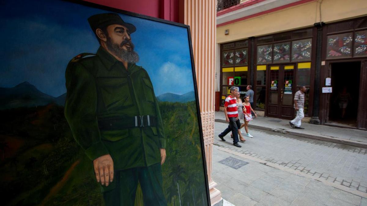 Un cuadro con la figura del ex gobernante cubano Fidel Castro en una calle de La Habana.