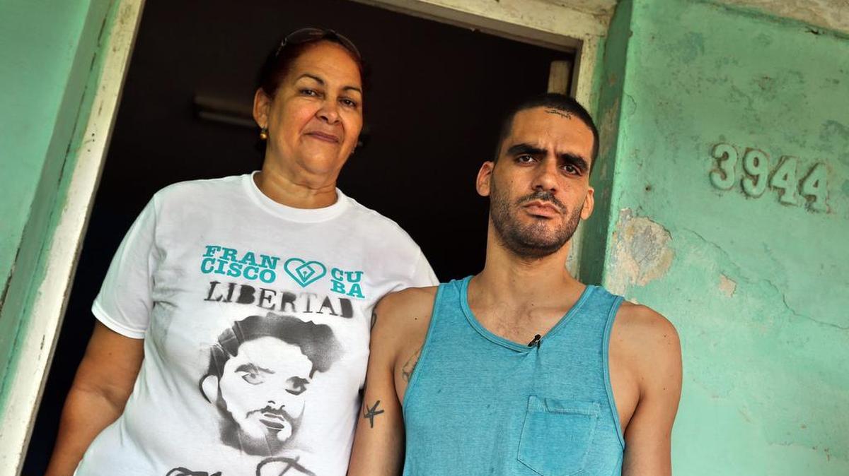 El artista cubano Danilo Maldonado, “El Sexto”, posa junto a su madre, María Victoria Machado, en octubre del 2015 en su casa en La Habana después de ser liberado tras diez meses en prisión.