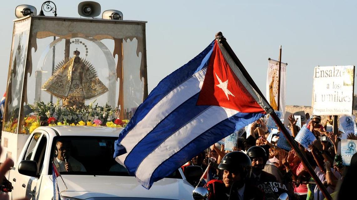 
Miles de personas le dan la bienvenida a la imagen de la Virgen de la Caridad del Cobre en La Habana, el 30 de diciembre de 2011, tras finalizar un peregrinaje por la isla que duró un año.
