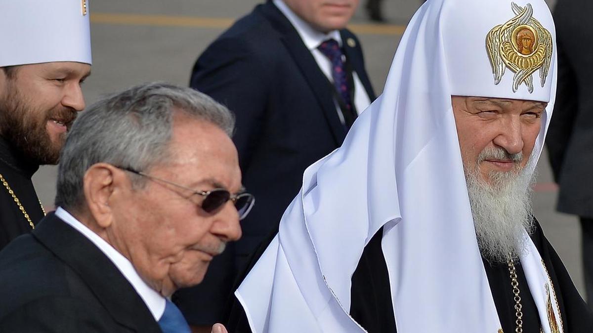 El mandatario cubano Raúl Castro (i) junto al patriarca ruso Kirill tras su llegada a La Habana, este jueves 11 de febrero.