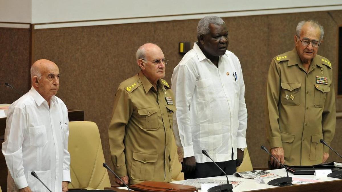 El hasta ahora ministro del Interior, Abelardo Colomé Ibarra (2do a la izq.) en una foto tomada en la Asamblea Nacional del Poder Popular en el 2009.