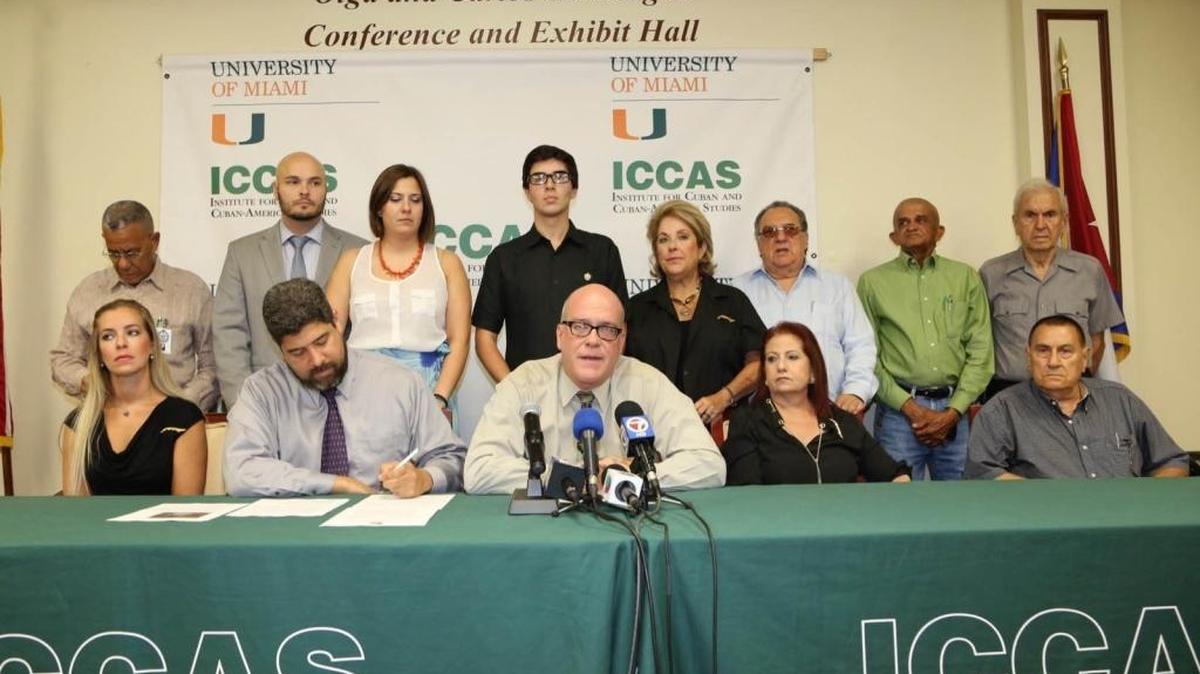 Orlando Gutiérrez (centro), director de la Asamblea de la Resistencia Cubana, en una conferencia de prensa en la Casa Bacardí en Coral Gables, en foto de archivo.