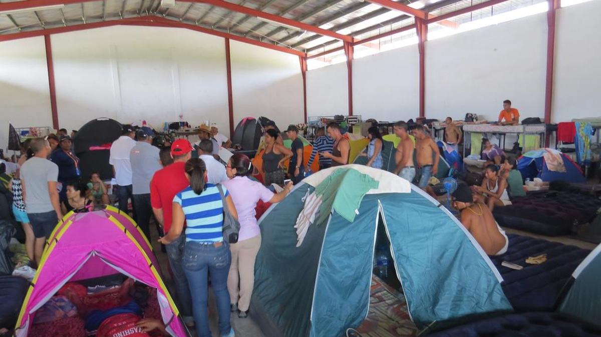 Un grupo de cubanos permanece en un albergue que es un recinto aduanero hoy, martes 29 de marzo de 2016, en la zona fronteriza de Panamá y Costa Rica, donde unos 1.700 se han aglomerado desde que Costa Rica suspendió la expedición de visas de tránsito para los isleños tras la acumulación de unos 8.000 en su territorio con el cierre de la frontera nicaragüense. El Gobierno panameño movilizó hoy a miembros de 14 instituciones de seguridad y socorro que forman la Fuerza de Tarea de Conjunta (FTC), para atender a los miles de cubanos, que en semanas podrían ser cientos más por la continua entrada de los migrantes a Panamá por el Caribe, cerca de la frontera con Colombia.