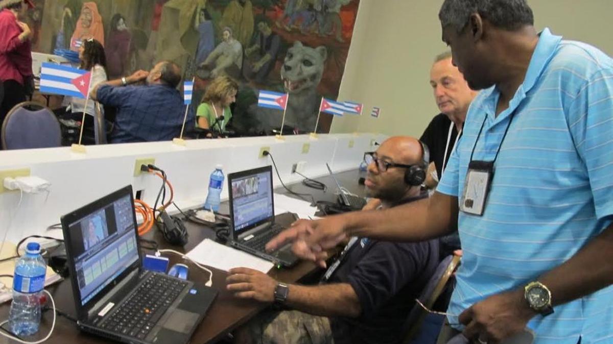 Nicholas Bourne, director adjunto de noticias de CBS4, trabaja con el fotógrafo Joaquín García y el presentador Eliott Rodríguez editando video en La Habana.