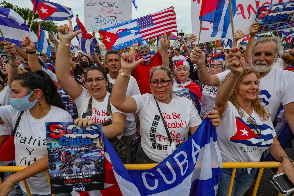 Algunos manifestantes que asistieron a un mitín contra el comunismo en Cuba que se realizó en el restaurante Versailles en la Calle Ocho en la Pequeña Habana, el miércoles 4 de agosto de 2021.