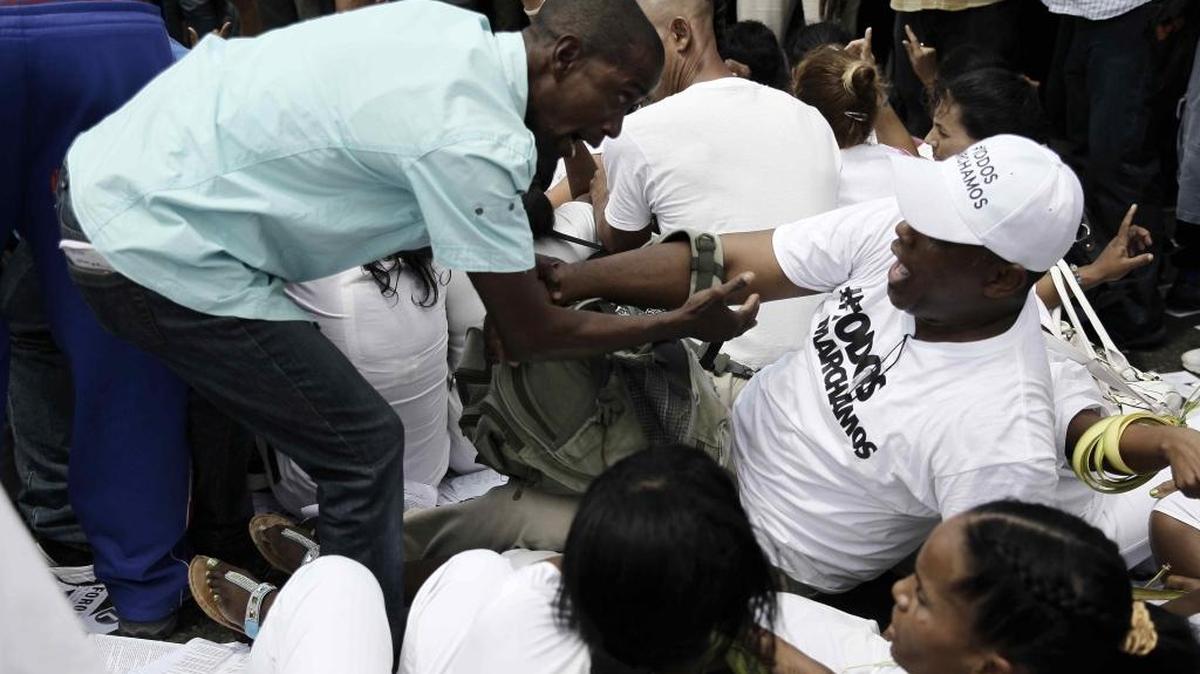 Manifestantes en La Habana son arrestados por la Policía a finales de marzo de este año, durante una marcha en La Habana (Cuba).