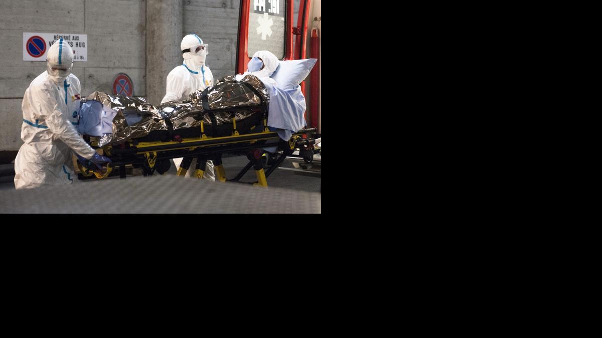 
 Fotografía facilitada de la llegada del médico cubano Félix Báez Sarría, contagiado de ébola en Sierra Leona, a su llegada al Hospital Universitario de Ginebra (Suiza) hoy, viernes 21 de Noviembre de 2014. 
