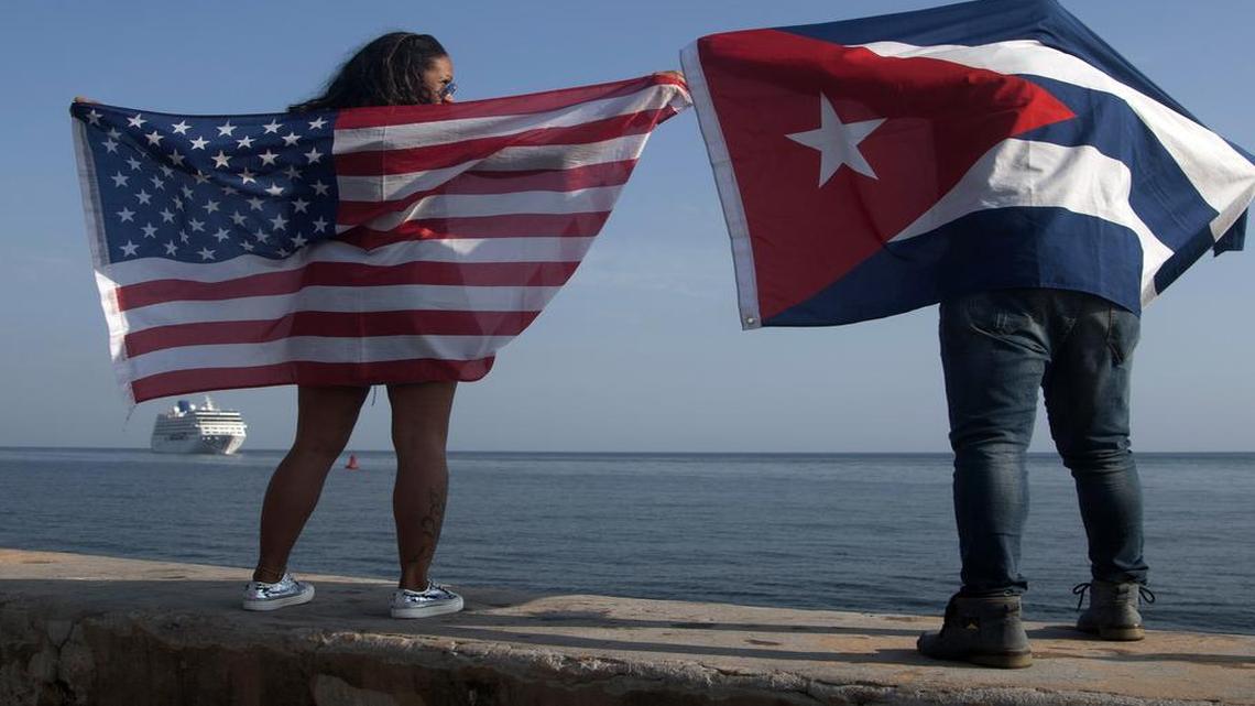 Yaney Cajigal (izq) y Dalwin Valdés reciben al crucero Adonia de Carnival en La Habana el 2 de mayo del 2016.