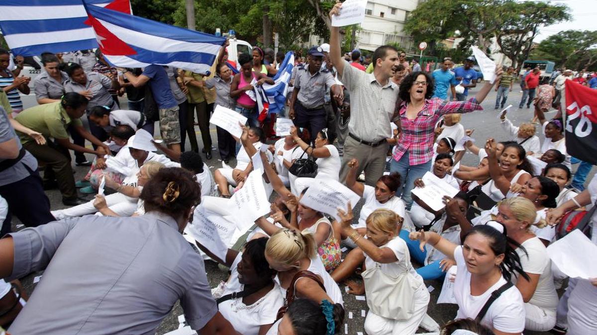 
Un grupo de disidentes cubanos participa el domingo 13 de septiembre de 2015, en una manifestación contra el Gobierno a la que también se unieron las Damas de Blanco en La Habana.
