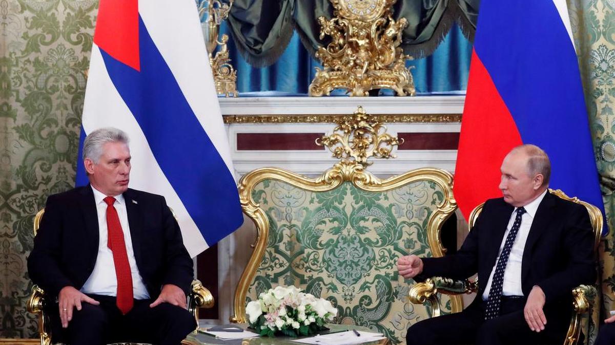 El presidente ruso, Vladímir Putin (d), conversa con su homólogo cubano, Miguel Díaz-Canel, durante la reunión que celebraron en el Kremlin, en Moscú, Rusia, el 2 de noviembre de 2018.