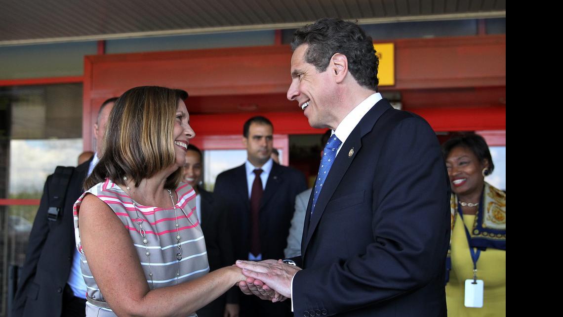
 El gobernador de Nueva York, Andrew Cuomo (d), saluda a la directora general para Estados Unidos de la Cancillería cubana, Josefina Vidal (i), a su llegada a La Habana (Cuba), hoy lunes 20 de abril de 2015. 
