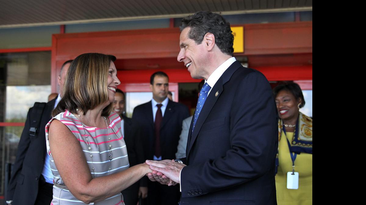 
 El gobernador de Nueva York, Andrew Cuomo (d), saluda a la directora general para Estados Unidos de la Cancillería cubana, Josefina Vidal (i), a su llegada a La Habana (Cuba), hoy lunes 20 de abril de 2015. 
