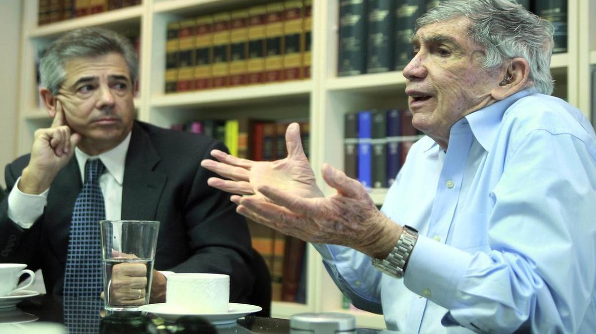
Luis Posada Carriles (der.) y su abogado Arturo Hernández durante una entrevista con el Nuevo Herald el 14 de abril del 2011.
