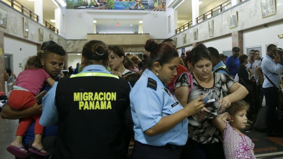 Migrantes cubanos abordan un vuelo charter en Panamá con destino a Ciudad Juárez el 10 de mayo de 2016.