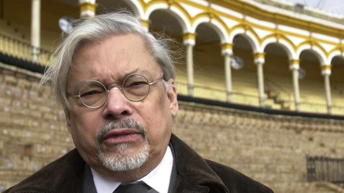 
El escritor cubano Guillermo Cabrera Infante durante una visita que realizó a la plaza de toros de la Real Maestranza de Sevilla, ciudad donde pronunció la conferencia “La Habana como metáfora” .
