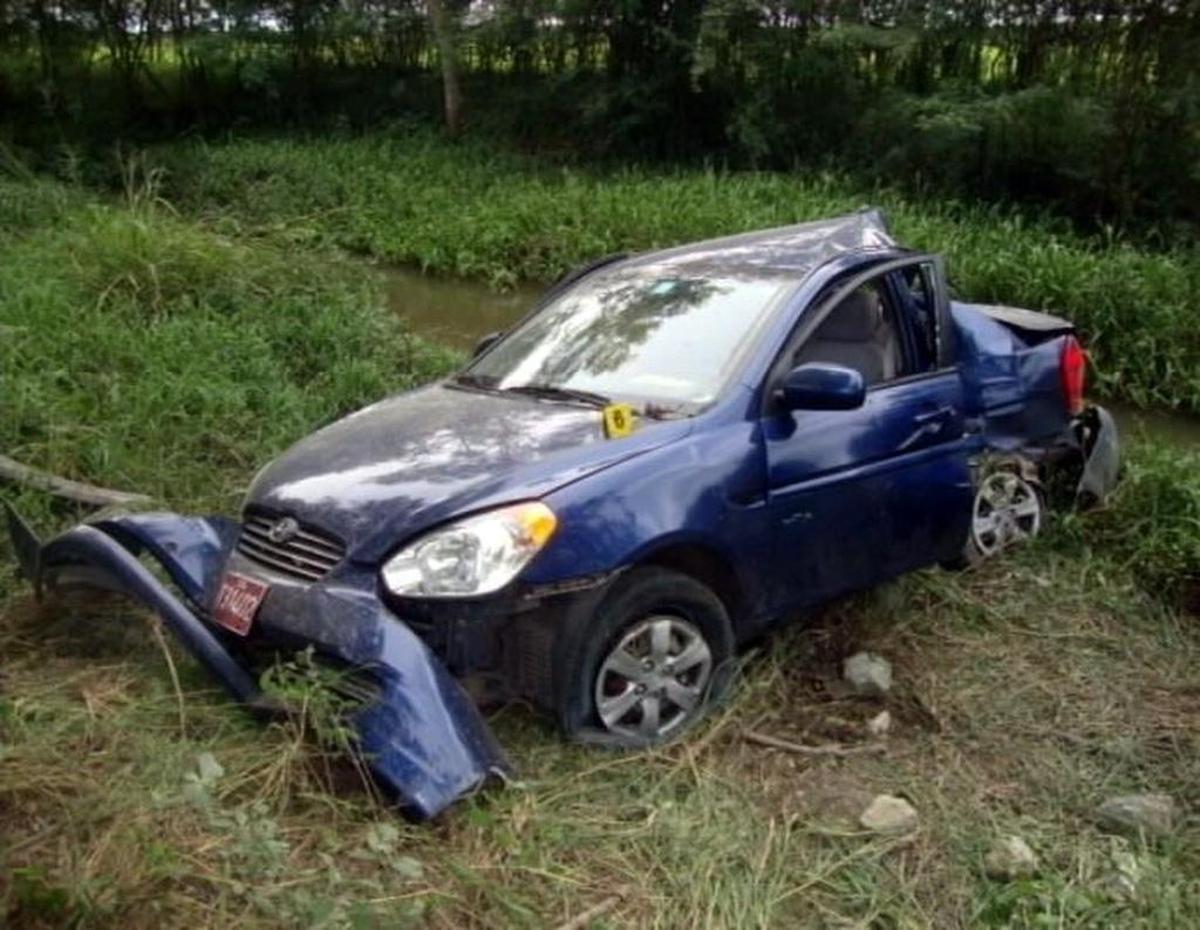 Imagen tomada de un video suministrado por el Gobierno cubano el lunes 30 de julio de 2012, en la que aparece el vehículo donde viajaba el opositor Oswaldo Payá, , conducido por el español Ángel Carromero, quien afirmó hoy que se trató de un accidente de tránsidto.