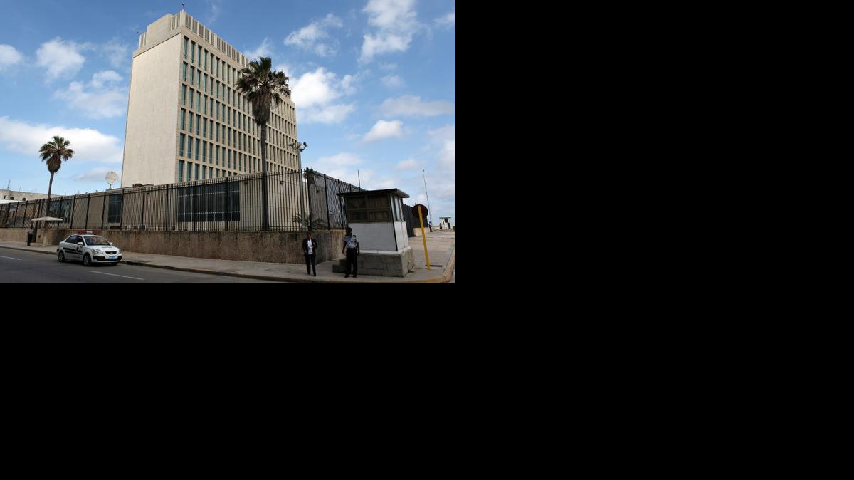 
Varios policías custodian el edificio de la Sección de Intereses de EEUU el jueves 15 de enero de 2015, en La Habana (Cuba). 
