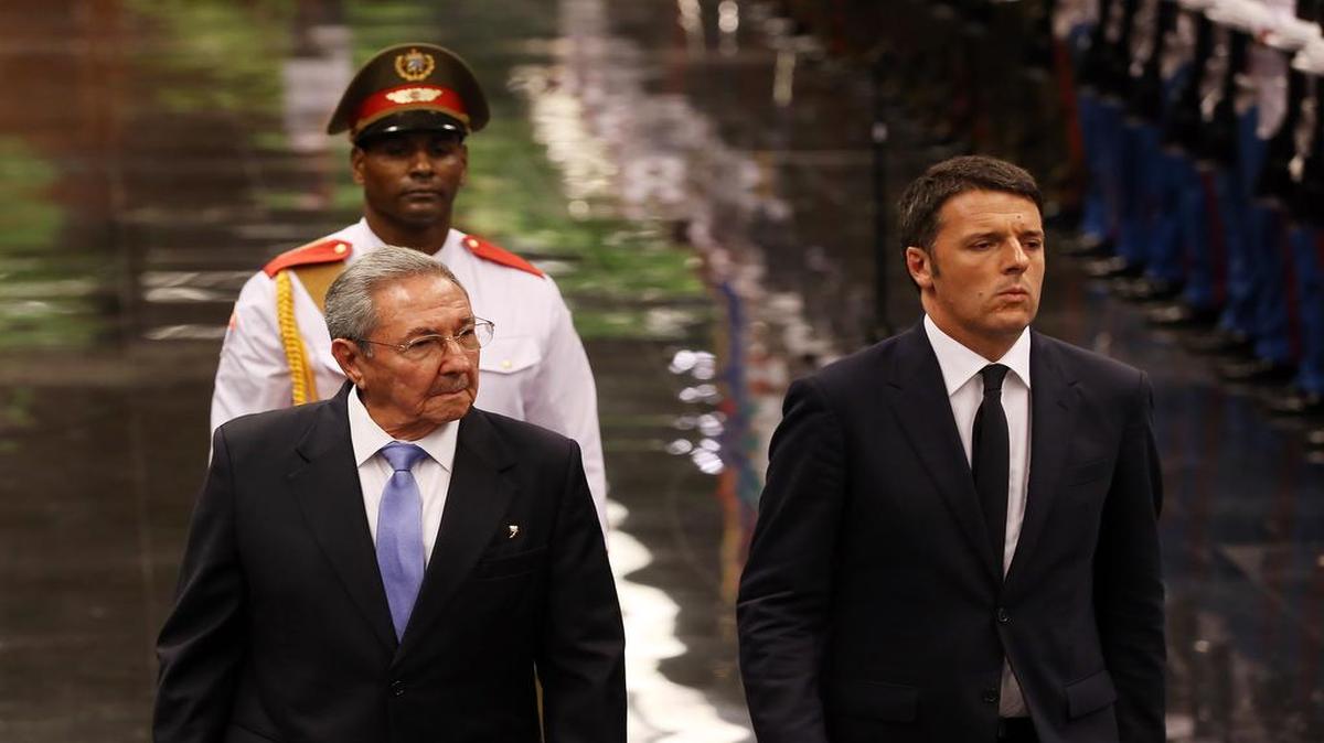 El gobernante de Cuba Raúl Castro (i) y el primer ministro de Italia Matteo Renzi (d) pasan revista a una guardia de honor hoy, miércoles 28 de octubre, durante una ceremonia en el Palacio de la Revolución de La Habana (Cuba). La visita de Renzi se produce seis meses después del encuentro que Renzi y Raúl Castro mantuvieron el pasado 10 de mayo en Roma, donde el mandatario cubano también se reunió con el papa Francisco.