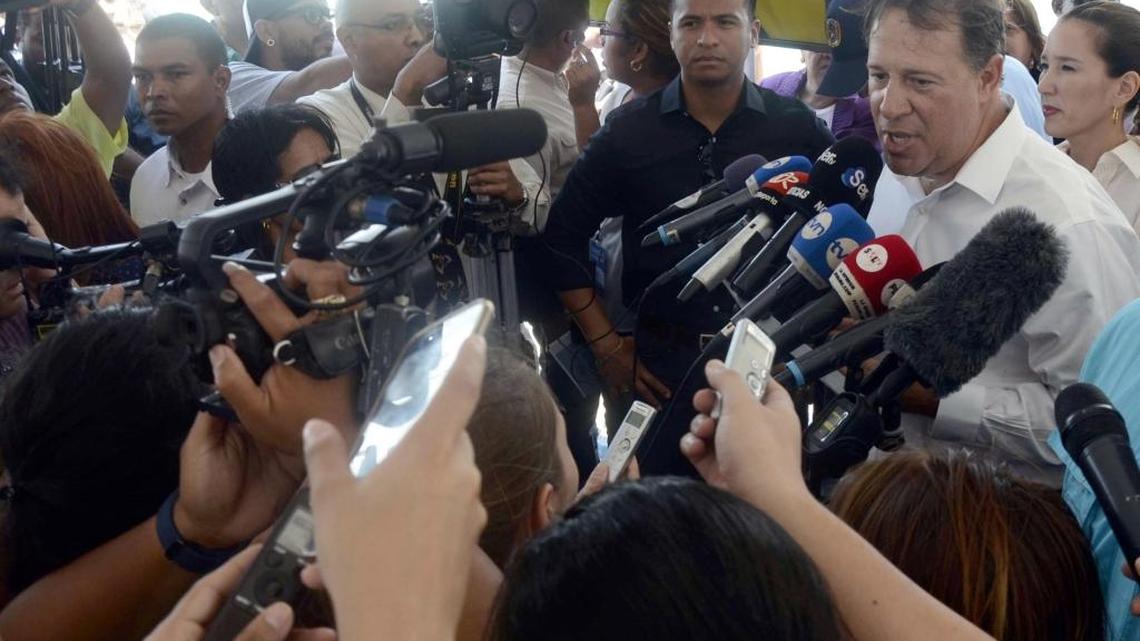El presidente de Panamá, Juan Carlos Varela (der.), habla con periodistas el lunes durante un evento en Colón, a 80 km de Ciudad de Panamá. Varela se refirió a los “Panama Papers”.
