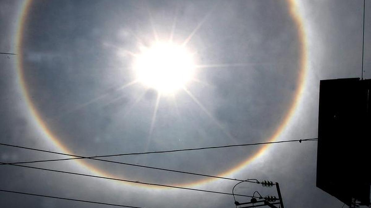 
Varias personas observan un halo alrededor del sol en Ciudad de México. 
