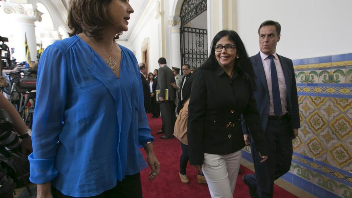 
Las cancilleres de Colombia María Ángela Holguín (izq.), camina junto a su homóloga venezolana Delcy Rodríguez antes del encuentro del miércoles en Caracas.
