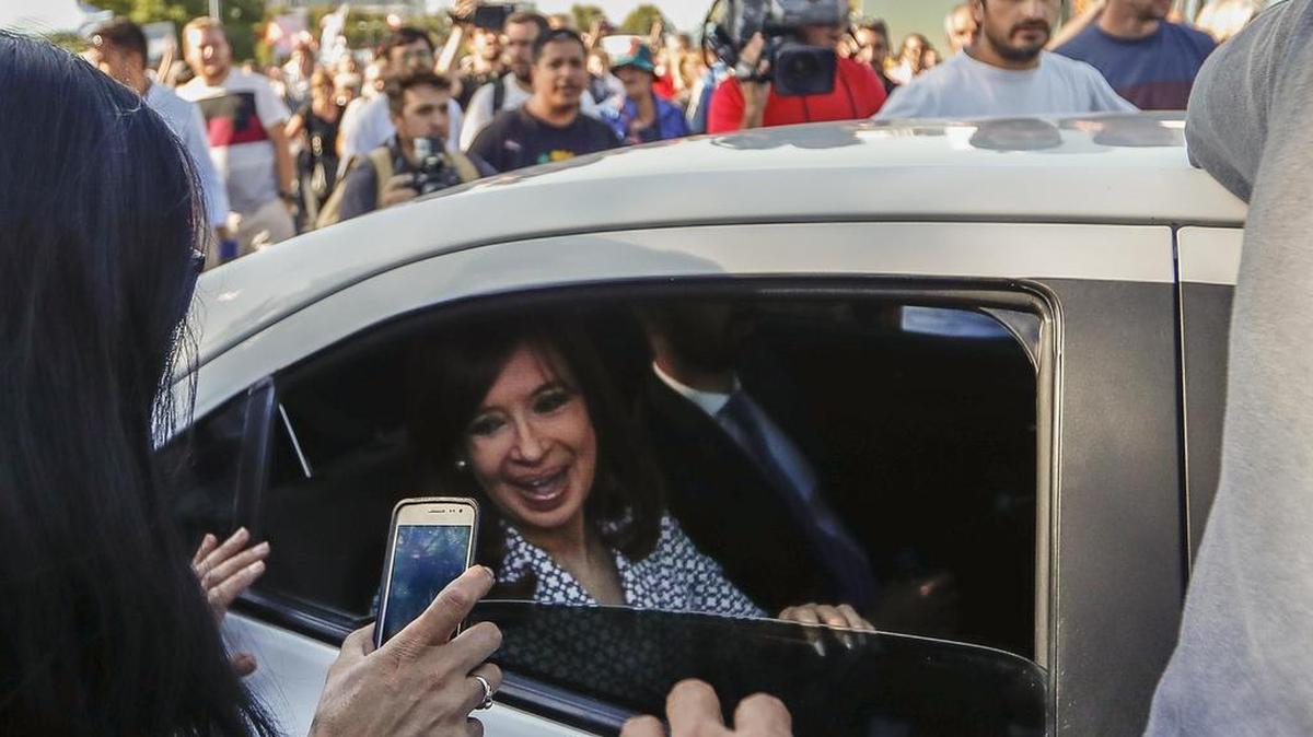 La ex presidenta argentina Cristina Fernández de Kirchner (c) llega el martes 7 de marzo de 2017, a los tribunales de Comodoro Py en Buenos Aires (Argentina).