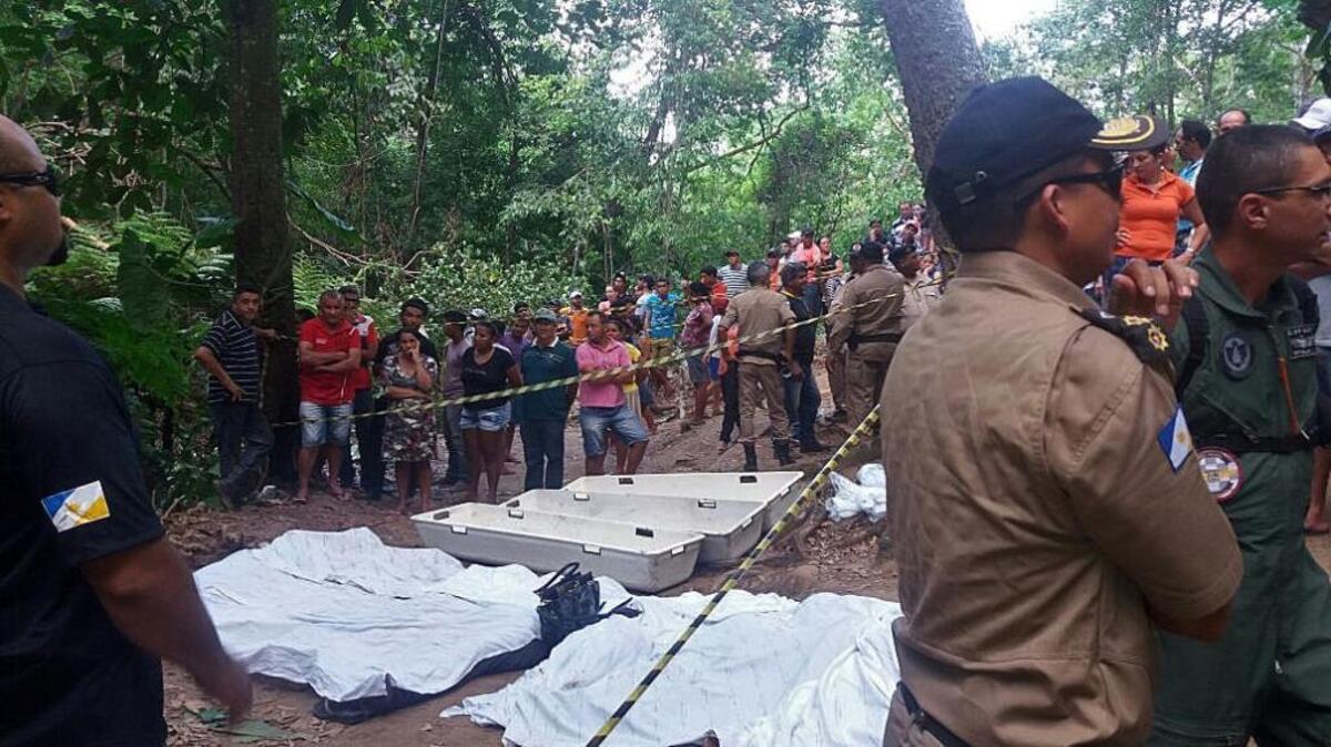 En Santa Maria do Tocantins, Brasil, el derrumbe de una gruta durante una misa dejó una decena de muertos y heridos.