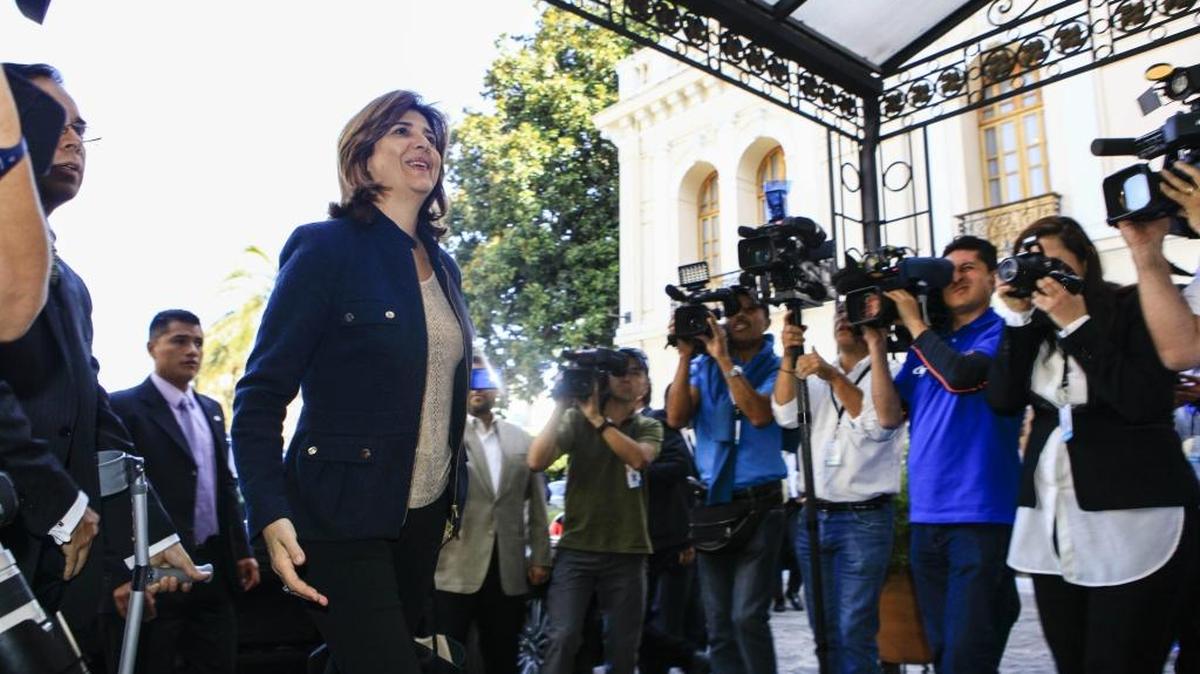 
La canciller de Colombia, María Ángela Holguín, llega el sábado a la sede de la Cancillería de Ecuador en Quito, para analizar la crisis fronteriza con Venezuela.
