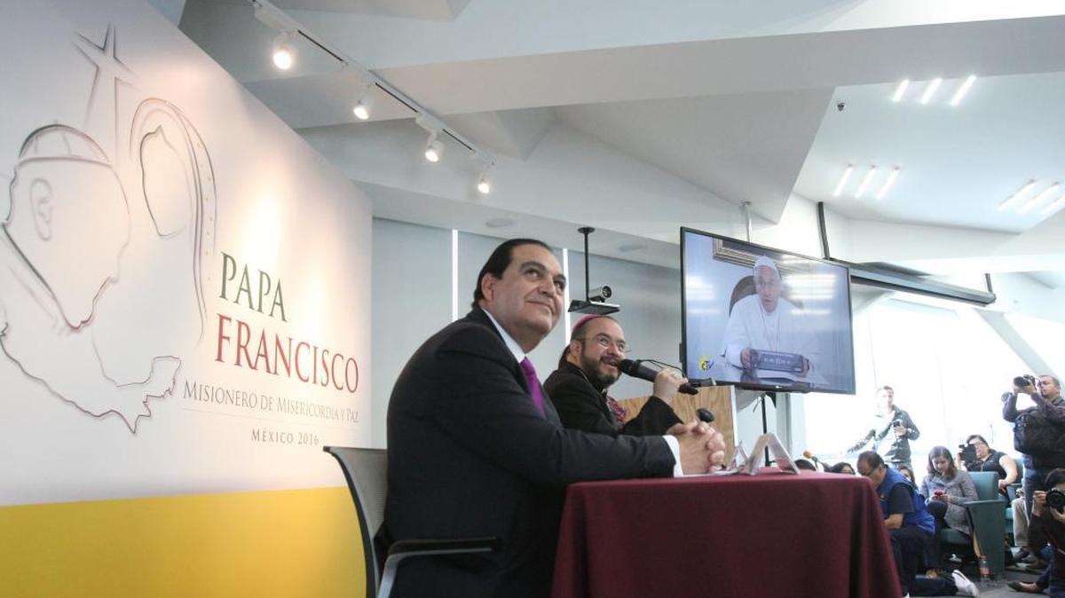 El coordinador de la visita papal, Eugenio Lira (der.), y el coordinador de voluntarios, vallas y eventos, Roberto Delgado (izq.), hablan el domingo durante la última conferencia previa a la llegada del Sumo Pontífice a México.