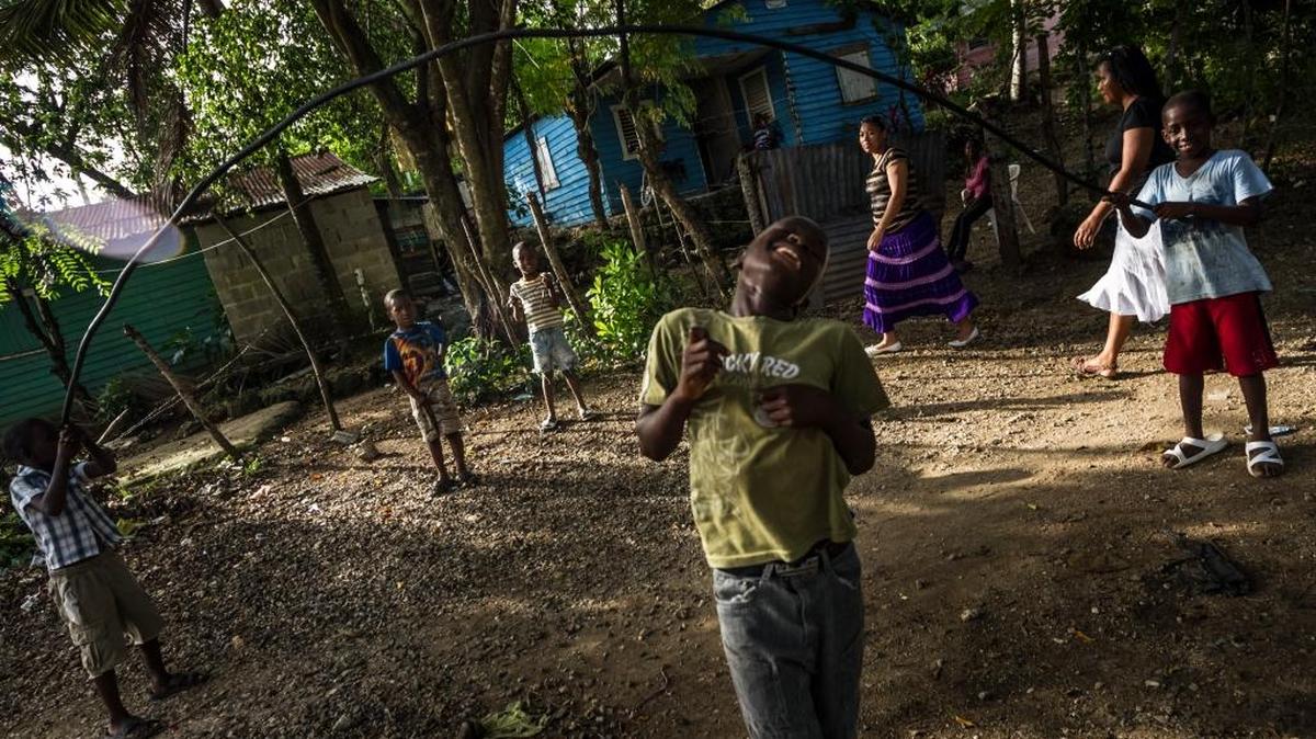 Niños del Batey Naranjo, una comunidad de trabajadores agrícolas de ascendencia haitiana, en Santo Domingo, República Dominicana.